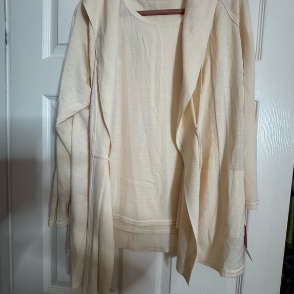 Cream Hooded Cardigan with Tie Front. Set of 2 items. 100% Wool. - Picture 3 of 12